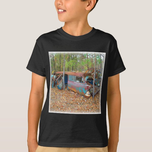 Chevy Nomade 1957, der in bewaldetem Junkyard T-Shirt (Vorderseite)