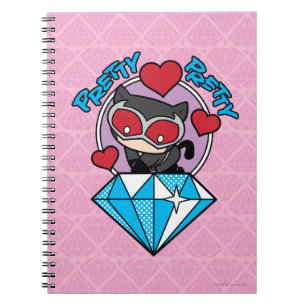 Chibi Catwoman sitzt auf einem großen Diamanten Notizblock