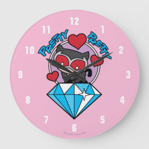 Chibi Catwoman sitzt oben auf großen Diamanten Große Wanduhr