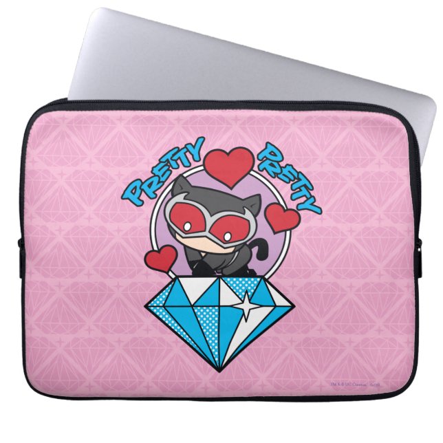 Chibi Catwoman sitzt oben auf großen Diamanten Laptopschutzhülle (Vorderseite)