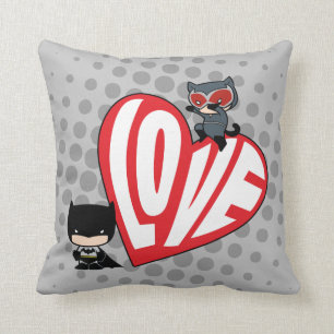 Chibi Catwoman stürzt sich auf Batman Kissen