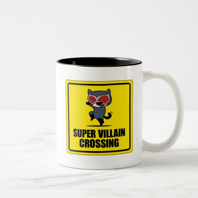Chibi Catwoman Super Villain Crossing Sign Zweifarbige Tasse (Rechts)