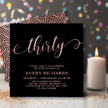 Chic 30 Script Rose Gold Black 30. Geburtstag Einladung<br><div class="desc">Eleganter Chic Black und Rose Gold 30 Script 30. Geburtstag Einladung. Diese moderne Geburtstagsfeiereinladung für die Frau enthält stilvolle "dreißig" Texte in riesigen Imitate Rose Goldfolie Wirbel handgeschriebene Kalligraphie (oder Typografie) Skript mit Swash Schwanz Schriftart, Party Details in der rot Rose goldfarben auf schwarzem Hintergrund. Auf der Rückseite Imitate Rose...</div>