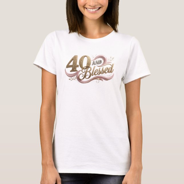 Chic 40 UND GESEGNET Kunstkomposition T-Shirt (Vorderseite)