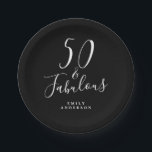 Chic 50 Fabulous Schwarz-weiß 50. Geburtstag Pappteller<br><div class="desc">Mit diesem modernen Schwarz-Weiß-Design aus dem 50. Jahrhundert, einem schicken 50. Geburtstagsschild, können Sie sich einfach für Ihre 50. Geburtstagsfeier personalisieren. Die Wörter fünfzig und fabelhaft sind Set mit eleganter Skriptkalligraphie und moderner Typografie. Wenn Sie Hilfe oder passende Produkte benötigen, kontaktieren Sie uns bitte unter happydolphinstudio@outlook.com. Wir helfen Ihnen gerne,...</div>