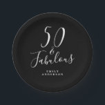 Chic 50 Fabulous Schwarz-weiß 50. Geburtstag Pappteller<br><div class="desc">Mit diesem modernen Schwarz-Weiß-Design aus dem 50. Jahrhundert, einem schicken 50. Geburtstagsschild, können Sie sich einfach für Ihre 50. Geburtstagsfeier personalisieren. Die Wörter fünfzig und fabelhaft sind Set mit eleganter Skriptkalligraphie und moderner Typografie. Wenn Sie Hilfe oder passende Produkte benötigen, kontaktieren Sie uns bitte unter happydolphinstudio@outlook.com. Wir helfen Ihnen gerne,...</div>