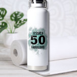 Chic 50. Geburtstag Trinkflasche<br><div class="desc">Eine Mischung aus niedlicher Schrift und moderner Kühnheit mit diesem einfachen "50 And Fabulous" Design! Die klassische Schwarz-Weiß-Farbgebung mit aquamarinem, blauen (oder türkisfarbenen) Aquarell-Hintergrund. Passen Sie den Namen an, und wenn Sie möchten, können Sie auch das "und" und "fabulous" ändern, wenn es ein anderes Wort gibt, das Sie bevorzugen. Großartiges...</div>