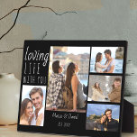 Chic 5 Foto Collage Love Life mit Ihnen | Schwarz Fotoplatte<br><div class="desc">Chic Schwarz-Weiß-Foto-Plakette, die Sie mit 5 Ihrer Lieblingsfotos personalisieren können. Das Design ist mit lässiger Schrift und knackiger Schriftart Typografie versehen und die Formulierung lautet "liebevolles Leben mit dir". Die Vorlage ist Set für Sie bereit, um Ihren Namen und Datum etabliert, sowie Ihre Fotos, die von verlassen nach rechts arbeiten....</div>