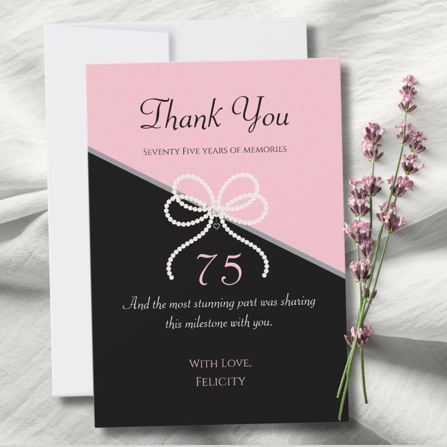 Chic 75th Gala Pink und Black Dankeskarten Dankeskarte (Gracefully thank your gala guests with these chic pink and black pearl bow thank you cards.)