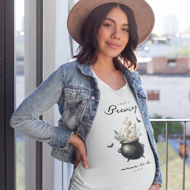 Chic 'a Baby is Brewing' Halloween Baby Shower  T-Shirt (Von Creator hochgeladen)
