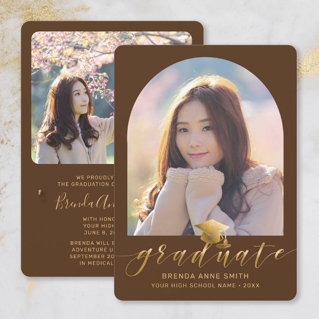 Chic Abschluss 2 Foto Gold Cap Skript auf braun Ankündigung (Brown with Gold Script Arch Frame Photo Graduation Announcement)