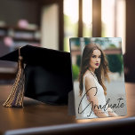 Chic Abschluss Handgeschriebenes Black Script-Foto Fotoplatte<br><div class="desc">Diese schicke Abschluss-Foto-Plakette verfügt über eine ausgeklügelte handgeschriebene schwarze Schrift über ein angesagtes Vollbild Ihres Absolventen. Passen Sie dieses grad keepake Geschenk mit Ihrem Studienjahr und Namen an.</div>