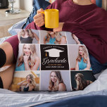 Chic Abschluss Hochwertiges Portrait-Collage Kissen<br><div class="desc">Ein klassisches Foto-Collage-Kissen für Senioren-Absolventen mit schicken Schwarz- und Goldtexten für eine High School, Uni oder Universität aus der Klasse von 2025. Passen Sie mit Ihren Senior Porträtbildern, Schulnamen und schließ-Klasse unter der eleganten Kalligraphie für ein großartiges personalisiertes Abschluss-Geschenk an. Es verfügt über eine 8 Fotoschablone, die durch weiße Linien...</div>