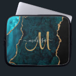 Chic Aquamarin Gold Glitzer Agate Custom Monogram Laptopschutzhülle<br><div class="desc">Fügen Sie Ihrem Notebook eine Touch Glitzer und Glasur hinzu,  mit diesem individuellen Laptop-Ärmel mit einem aquamarinen Hintergrund,  der mit Imitaten goldenen Glitzer Akzent gesetzt ist. Personalisieren Sie Ihre Monogramm Initial-in-Handschrift Schrift Kalligraphie mit Ihrem Namen oben. Entworfen für Sie von Extreme T-Shirts!</div>