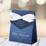 Chic Bat Mitzvah Star von David Custom Blue Party Geschenkschachtel<br><div class="desc">Schöne,  dunkelblaue Farbtöne schaffen eine Textur wie Wasser auf dieser individuell gestaltbaren Bat Mitzvah Gastgeschenk Box. Elegante weiße minimalistische Schrift mit dem Namen Ihrer Tochter auf dem subtilen Stern von David für eine jüdische Feier.</div>