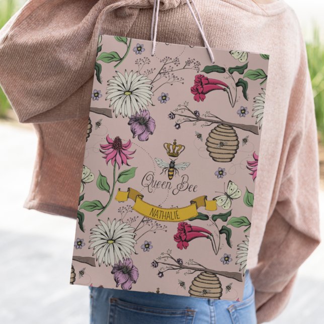 Chic Beehive Blush Pink Floral Kleine Geschenktüte (Elegant Queen Bee & Gold Crown Gift Bag. Hand-Drawn Queen Bee, Gold Crown, Flowers, Beehive & Bees)