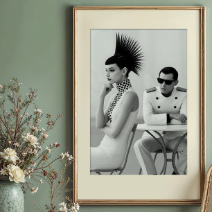 Chic Begegnung: Avantgarde-Monochrom-Mode Poster