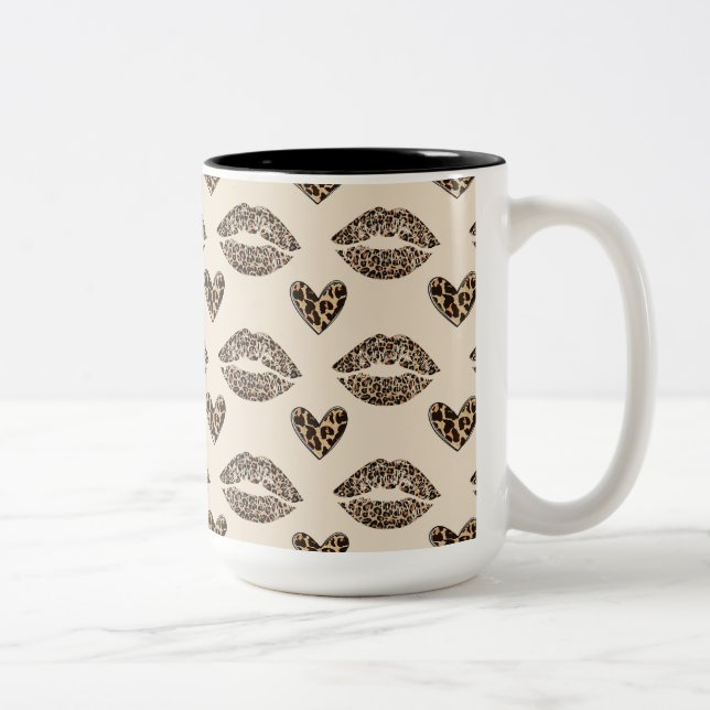 Chic Beige & Black cheetah print Zweifarbige Tasse (Rechts)