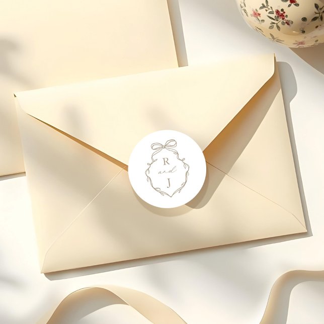 Chic Beige Hand Draw & Ribbon Monogram Wappen Runder Aufkleber (Chic Beige Hand Drawn Bow & Ribbon Monogram Crest Classic Round Sticker)