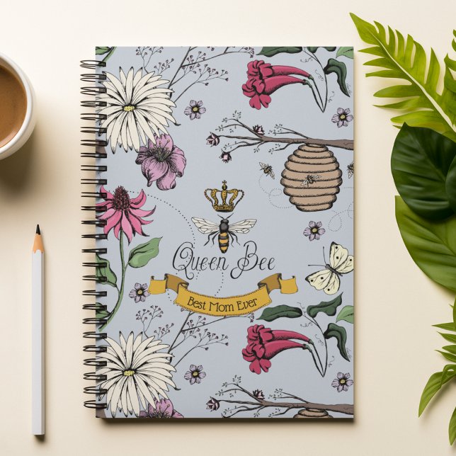 Chic Best Mama jemals Royal Queen Bee Light Blue Notizbuch (Chic Blue Hand-Drawn Royal Queen Bee Illustration with 3 Custom Texts.
Front: 1 Text
Back: 2 Texts)