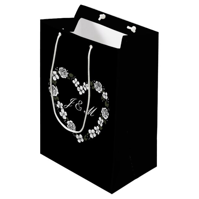 Chic Black and White Floral Wedding Gift Bag Mittlere Geschenktüte (Vorderseite Schrägansicht)