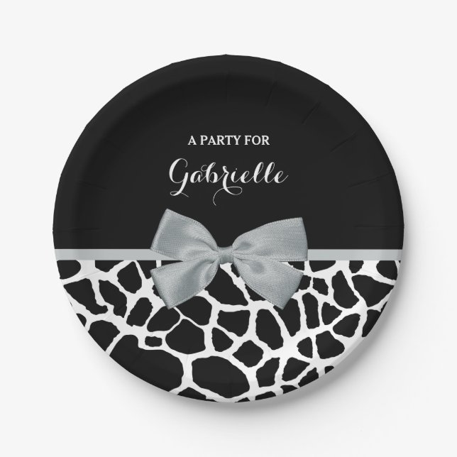 Chic Black and White Giraffe Print Silver Gray Bow Pappteller (Vorderseite)