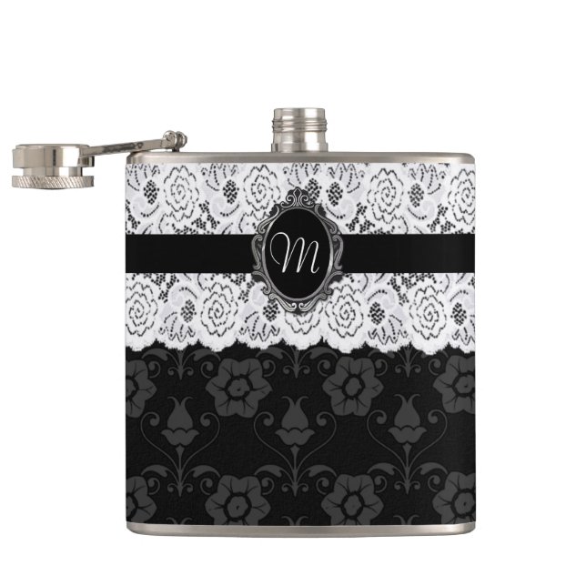Chic Black and White Lace Monogram Flask Flachmann (Geöffnet)
