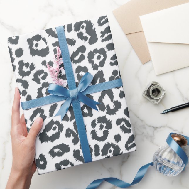 Chic Black and White Leopard Print Pattern Geschenkpapier (Schenken)