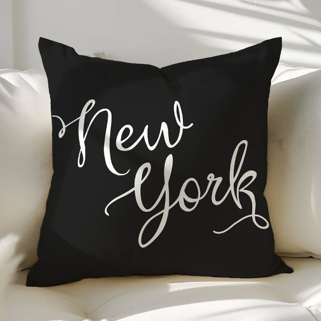 Chic Black and White New York Typografie Kissen (Von Creator hochgeladen)