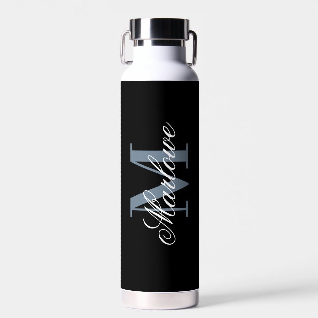 Chic Black Dusty Blue Monogram Calligraphy Trinkflasche (Vorne)