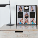 Chic Black Gold Abschluss Senior Portrait Foto Künstlicher Leinwanddruck<br><div class="desc">Ein klassischer, individueller Senior Foto Collage Abschluss Imitate Leinwand mit schicken schwarzen Quadraten und Goldtext für ein High School Senior Mädchen geschlossen mit der Klasse von 2025. Passen Sie mit Ihren Senior Porträtbildern, Schulnamen und schließ-Klasse unter der eleganten Kalligraphie für ein großartiges personalisiertes Abschluss-Geschenk an. Es verfügt über eine 6...</div>