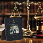Chic Black Gold Law School Abschluss Foto Fotoplatte<br><div class="desc">Diese schicke Abschluss Foto-Tafel der Jurastube ist mit einem geometrischen Hexagon-Design ausgestattet,  mit einer Skala von Gerechtigkeit,  die über einem Foto des Absolventen platziert ist. Modernes,  elegantes Fotogeschenk für einen neuen Anwalt schloss mit der Klasse von 2025.</div>
