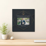 Chic Black Gold Law School Foto Abschluss Künstlicher Leinwanddruck<br><div class="desc">Dieser schicke Abschluss-Imitat-Leinwand der Jurastube zeichnet sich durch ein geometrisches Hexagon-Design mit Maßstäben für Gerechtigkeit aus,  die über einem Foto des Absolventen platziert sind. Moderne,  elegante Fotowand-Dekoration für einen neuen Anwalt schloss mit der Klasse von 2025.</div>