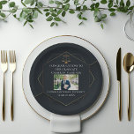 Chic Black Gold Law School Foto Graduation Party Pappteller<br><div class="desc">Diese chic Custom Law School Graduation Party Papier Platte zeigt eine goldene geometrische Hexagon-Design mit Skala der Gerechtigkeit platziert über einem Foto des Absolventen. Moderne,  elegante Fotodekoration für einen neuen Anwalt schloss mit der Klasse von 2025.</div>