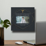 Chic Black Gold Medical School Abschluss Foto Künstlicher Leinwanddruck<br><div class="desc">Der Leinwand der schicken Medizinstudio-Party-Foto-Imitate mit geometrischen  aus schwarz und goldfarbenem Hexagon-Design mit einem eleganten Medizinstukeus über einem Foto des Absolventen. Moderne Fotografie-Feier für einen neuen Arzt oder eine neue Krankenschwester im Jahr 2025.</div>
