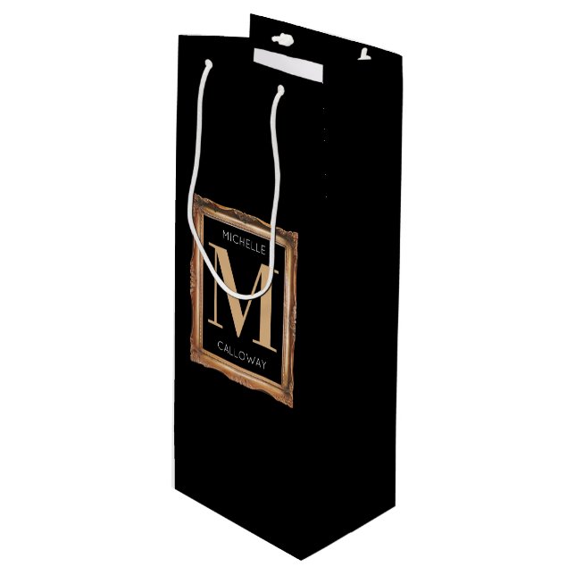Chic Black & Gold Monogram Geschenktüte Für Weinflaschen (Vorderseite Schrägansicht)