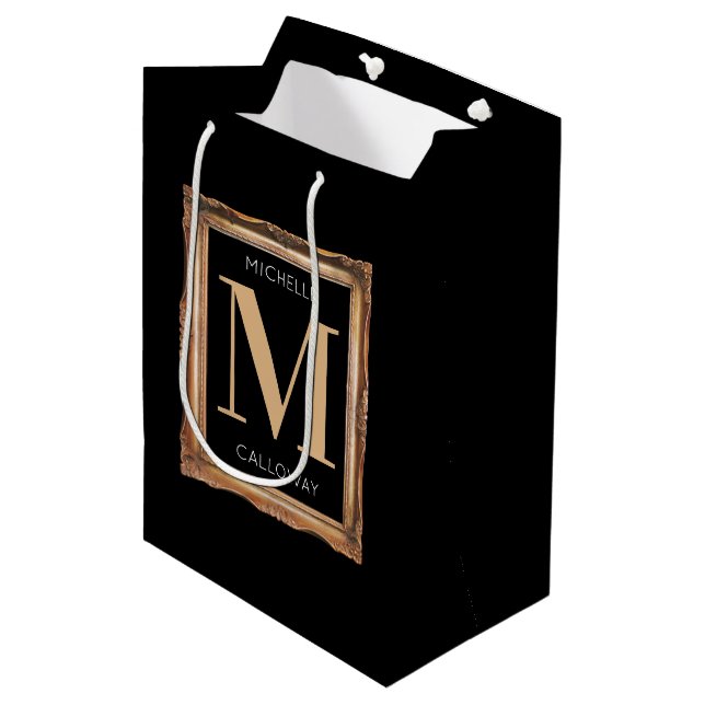 Chic Black & Gold Monogram Mittlere Geschenktüte (Vorderseite Schrägansicht)