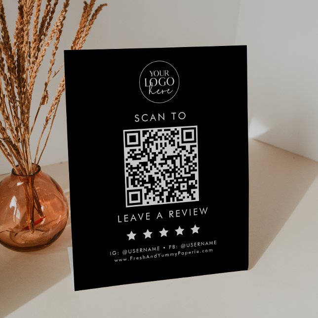 Chic Black Typografy Logo QR-Code Verlass A Review Sockelschild (Von Creator hochgeladen)