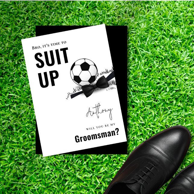 Chic Black & White Tuxedo Anzug Up Soccer Trauzeug Einladung (Chic Black & White Tuxedo Suit Up Soccer Groomsman Invitation)