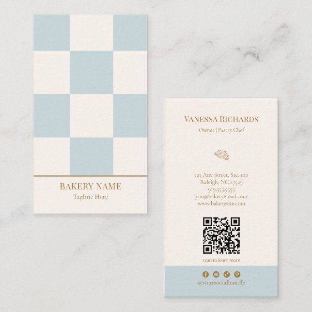 Chic Blauer Karo-Bäckerei-QR-Code Vertikal Visitenkarte (Vorne/Hinten)
