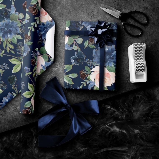 Chic Blooms | Dunkles Navy Blue und Blush Pattern Geschenkpapier (Von Creator hochgeladen)