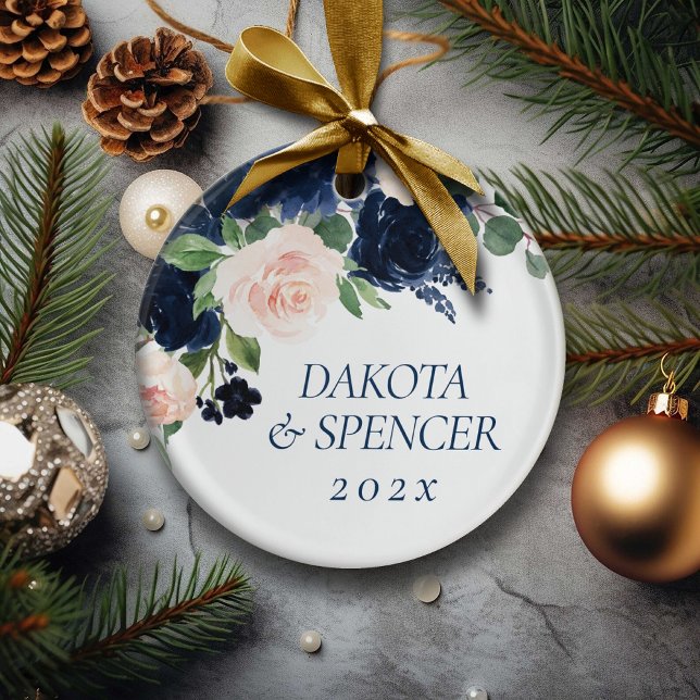 Chic Blooms | Monogramm Navy Blue und Blush Floral Keramik Ornament (Von Creator hochgeladen)