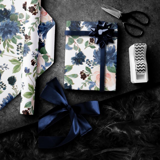 Chic Blooms | Navy Blue and Blush Floral Muster Geschenkpapier (Von Creator hochgeladen)
