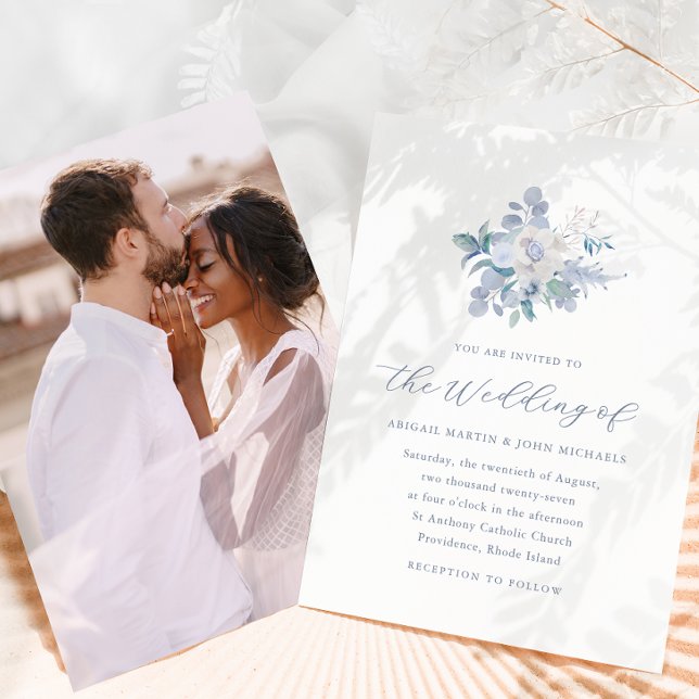 Chic Blue Airy Floral Foto Wedding Einladung (Von Creator hochgeladen)