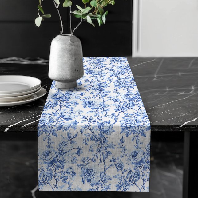 Chic Blue French Toile Roses Floral Table Runner Großer Tischläufer (Chic Blue French Toile Roses Floral Table Runner)