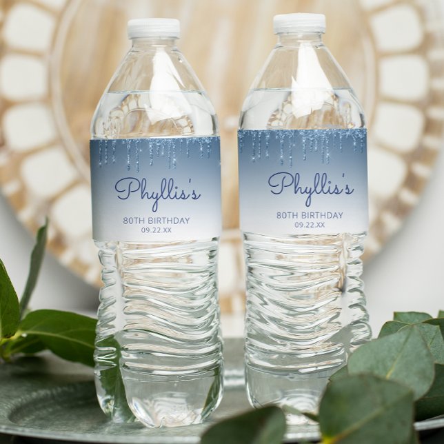 Chic Blue Glitter Drip 80th Birthday Party Wasserflaschenetikett (Von Creator hochgeladen)