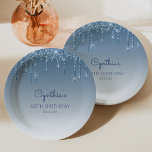Chic Blue Glitzer Tropfen 60. Geburtstagsparty Pappteller<br><div class="desc">Diese schicken,  eleganten Teller aus 60 Geburtstagsfeiern sind mit einem funkelnd blauen Imitat Glitzer Tropfen Rahmen und blauen ombre Hintergrund ausgestattet. Personalisieren Sie sie mit dem Ehrengast in blauer Handschrift,  mit ihrem Geburtstag und Datum unten in Sans Serif Schriftart.</div>