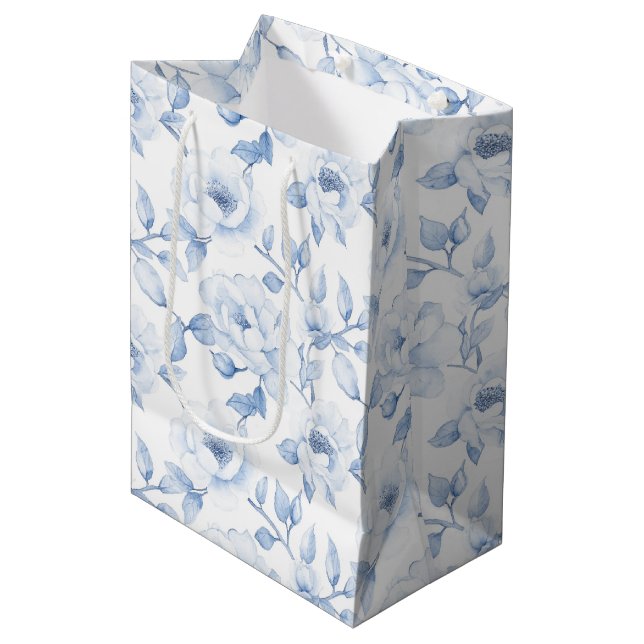 Chic Blue White Floral Brautparty Wedding Mittlere Geschenktüte (Vorderseite Schrägansicht)