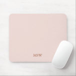 Chic Blush Pink benutzerdefinierte Monogramm Initi Mousepad<br><div class="desc">Elegante individuelle Name Monogramm Initialen rot Rosa solide schlichte Farbe feminine Maus-Pad. Minimalistisches,  einfaches,  modernes,  stilvolles Design. Dusty Rose anpassbarer Serif-Text auf rot rosa soliden schlichten Hintergrund.</div>