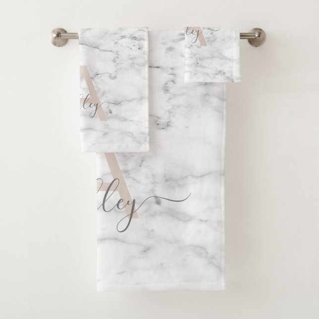 Chic Blush Pink White Marble Script Name Monogram Badhandtuch Set (Insitu)